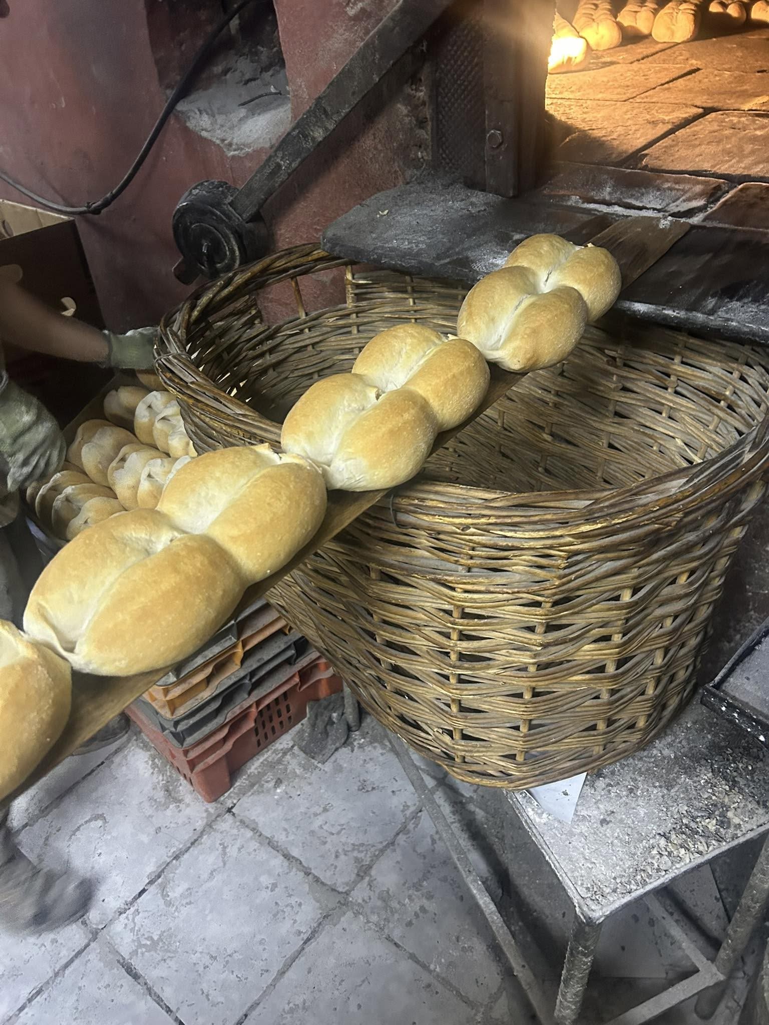 Marraquetas de Asturias en la pala junto al horno chileno