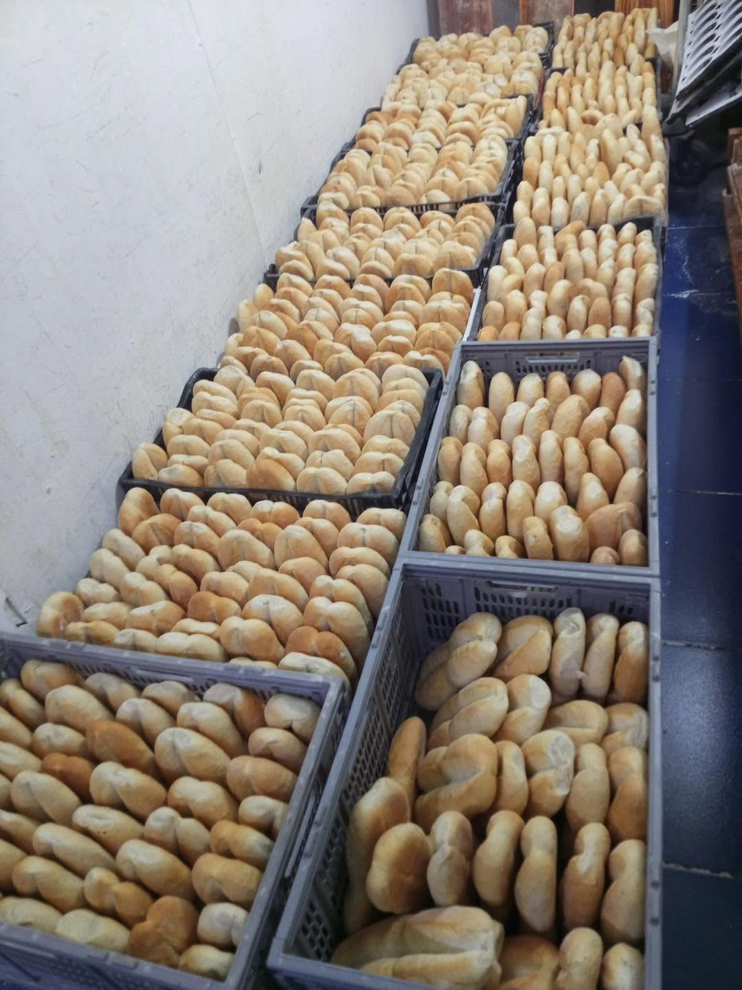 Marraquetas y variedades de pan en canastos de Asturias